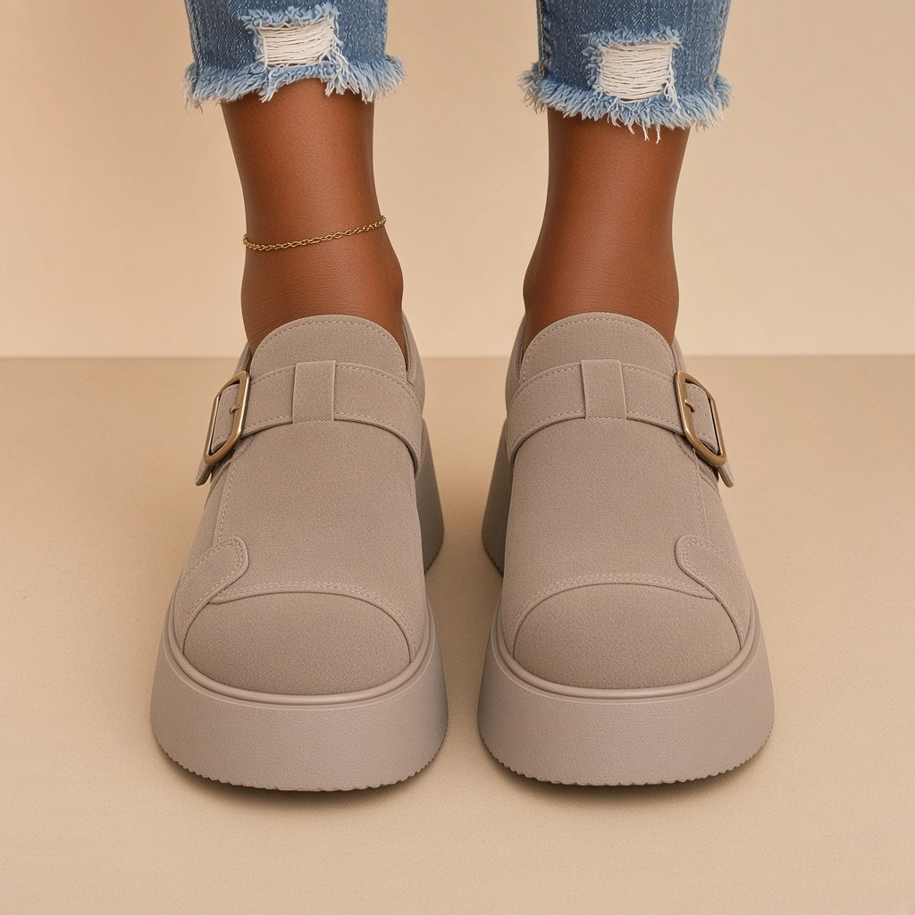 Mocassins plateforme aspect daim SAKIWE taupe portés, vue de face