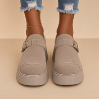 Mocassins plateforme aspect daim SAKIWE taupe portés, vue de face