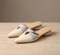 Spitze flache Mules mit goldenen Riemchen