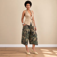 Pantalon cargo large camouflage mi-mollet, vue de trois-quarts – SAKIWÉ