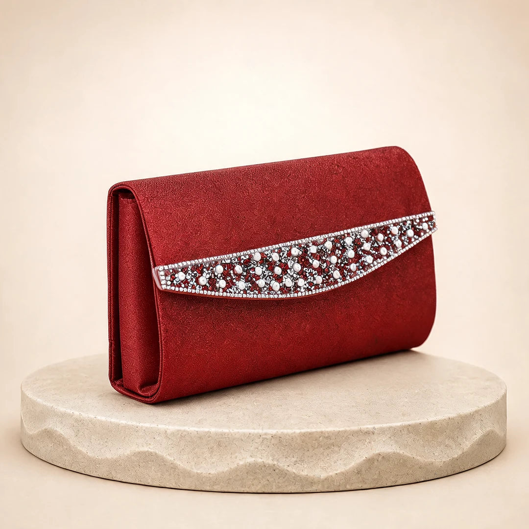Pochette rouge bande cristaux vue trois-quarts
