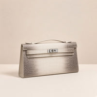Pochette en cuir mat effet croco SAKIWE blanc nuancé, seule, vue de trois-quarts