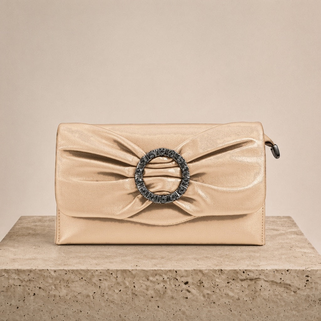 Pochette froncée en cuir SAKIWE champagne posée sur un socle en pierre