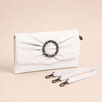 Pochette froncée en cuir SAKIWE blanc cassé vue de trois quarts avec sa dragonne et sa bandoulière