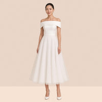 Robe blanche mi-longue à épaules dénudées et revers satiné – vue de face, portée par une mannequin.