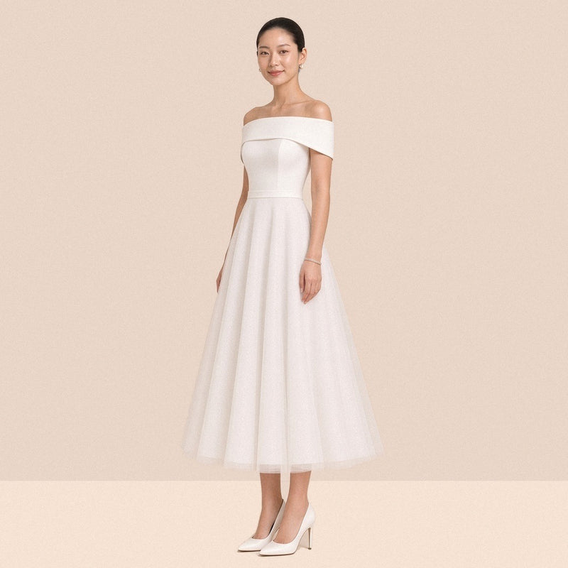 Robe blanche mi-longue à épaules dénudées et revers satiné – vue de trois quarts.
