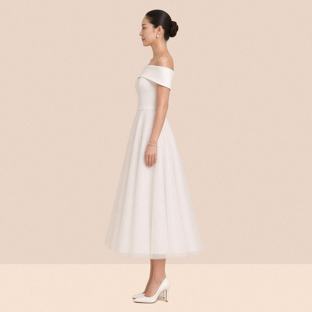 Robe blanche mi-longue à épaules dénudées – vue de profil, jupe en tulle à mi-mollet.