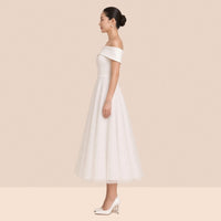 Robe blanche mi-longue à épaules dénudées – vue de profil, jupe en tulle à mi-mollet.