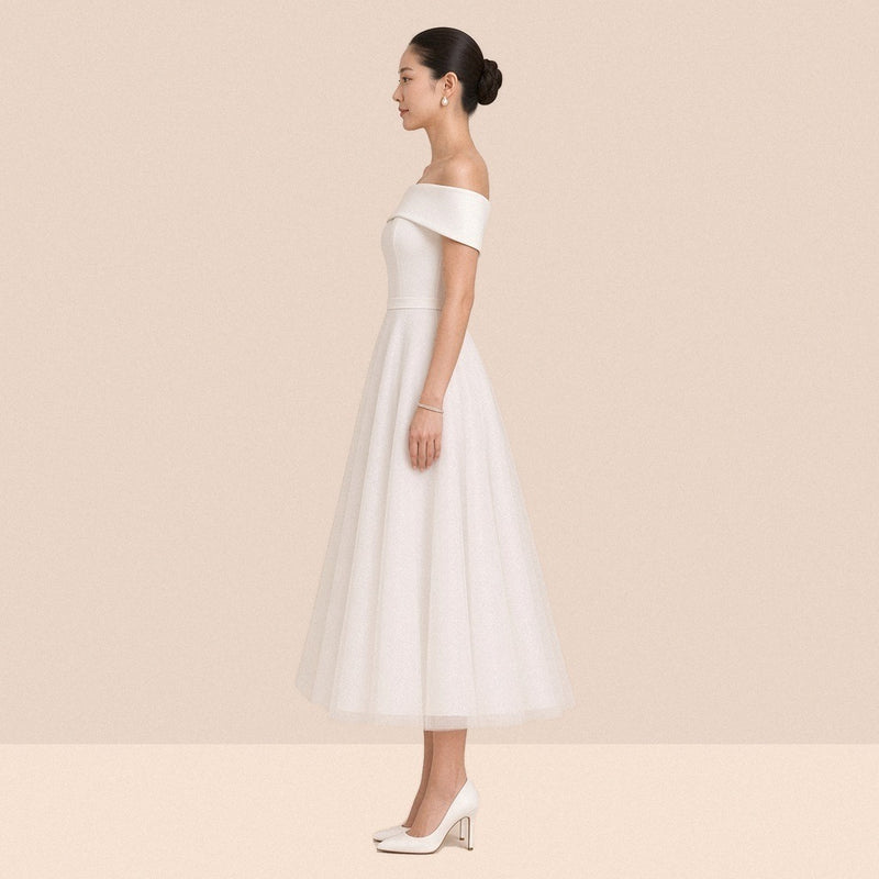 Robe blanche mi-longue à épaules dénudées – vue de profil, jupe en tulle à mi-mollet.