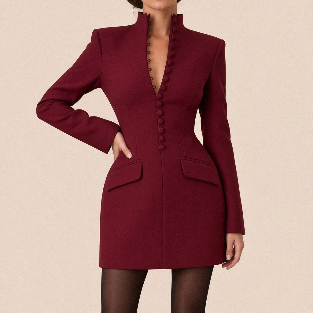 Robe blazer courte SAKIWE bordeaux portée, en gros plan sur le col montant et les boutons recouverts