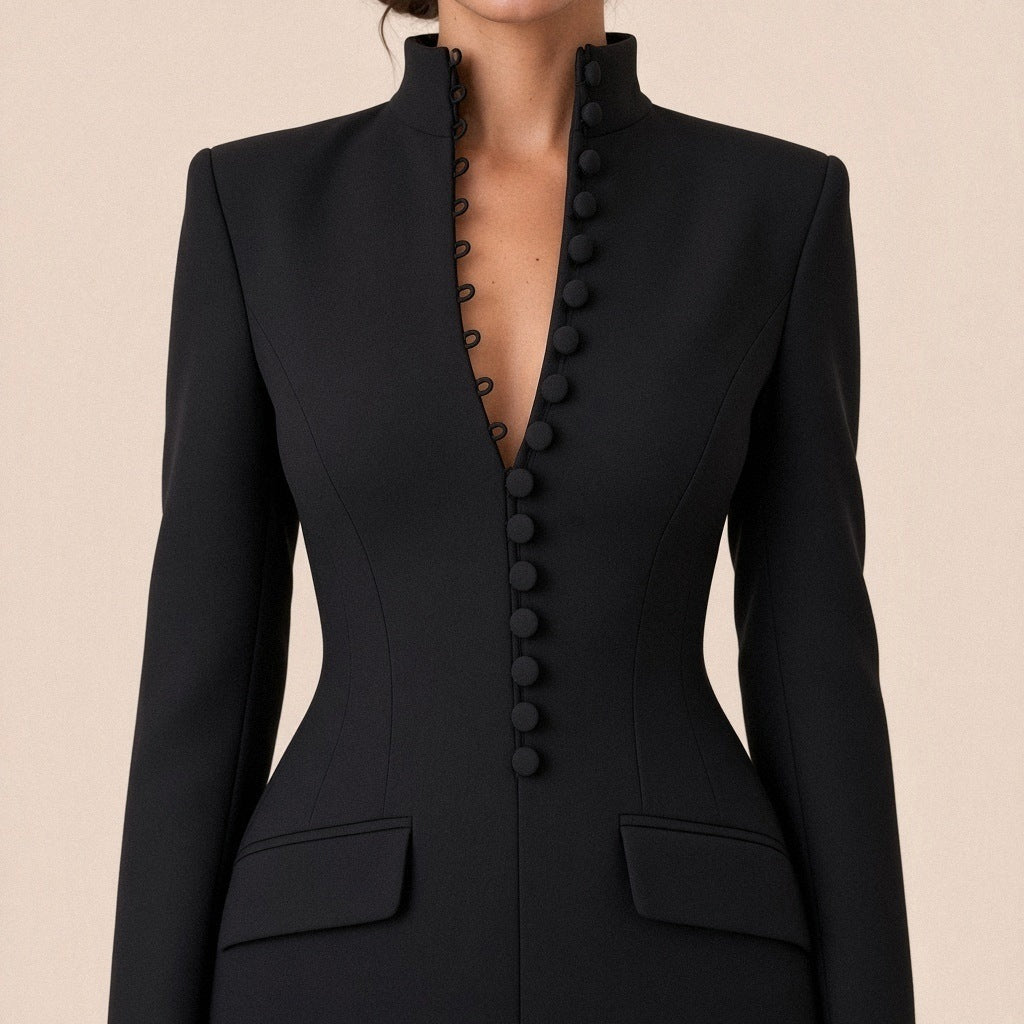Robe blazer courte SAKIWE noire portée, en gros plan sur le col montant et les boutons recouverts