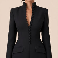 Robe blazer courte SAKIWE noire portée, en gros plan sur le col montant et les boutons recouverts