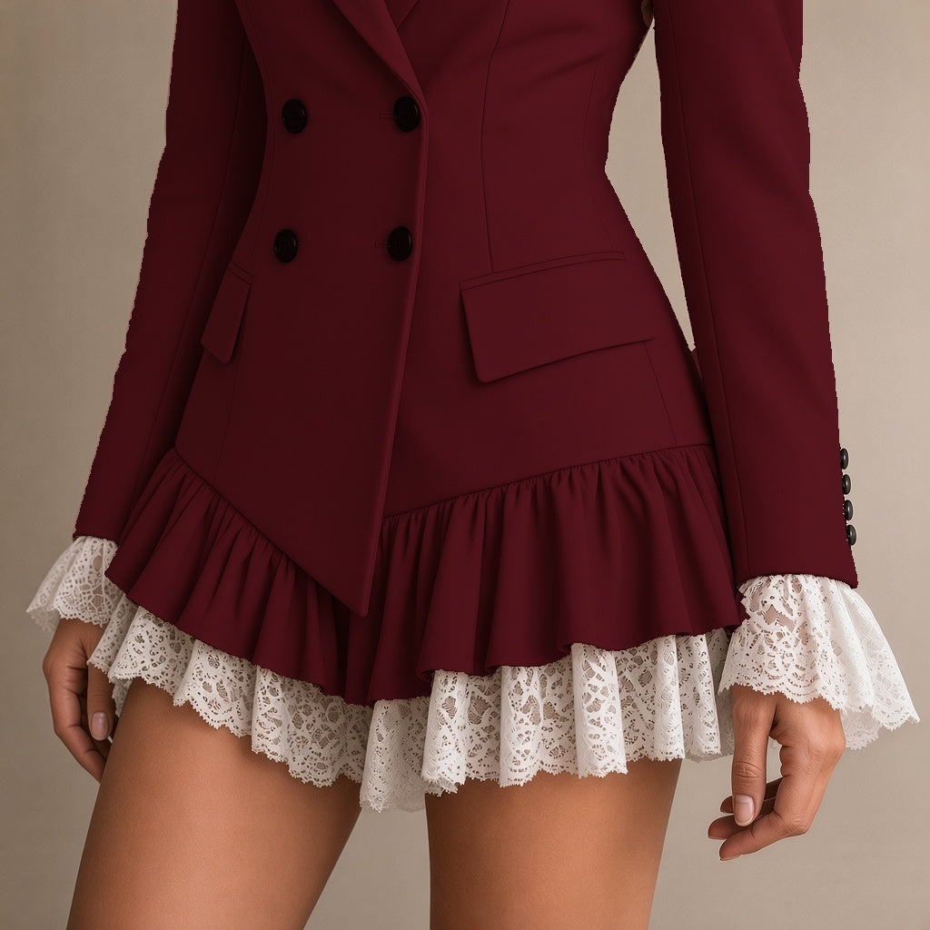 Robe blazer courte croisée à volant asymétrique et dentelle, bordeaux, détail des volants et de la dentelle – SAKIWÉ