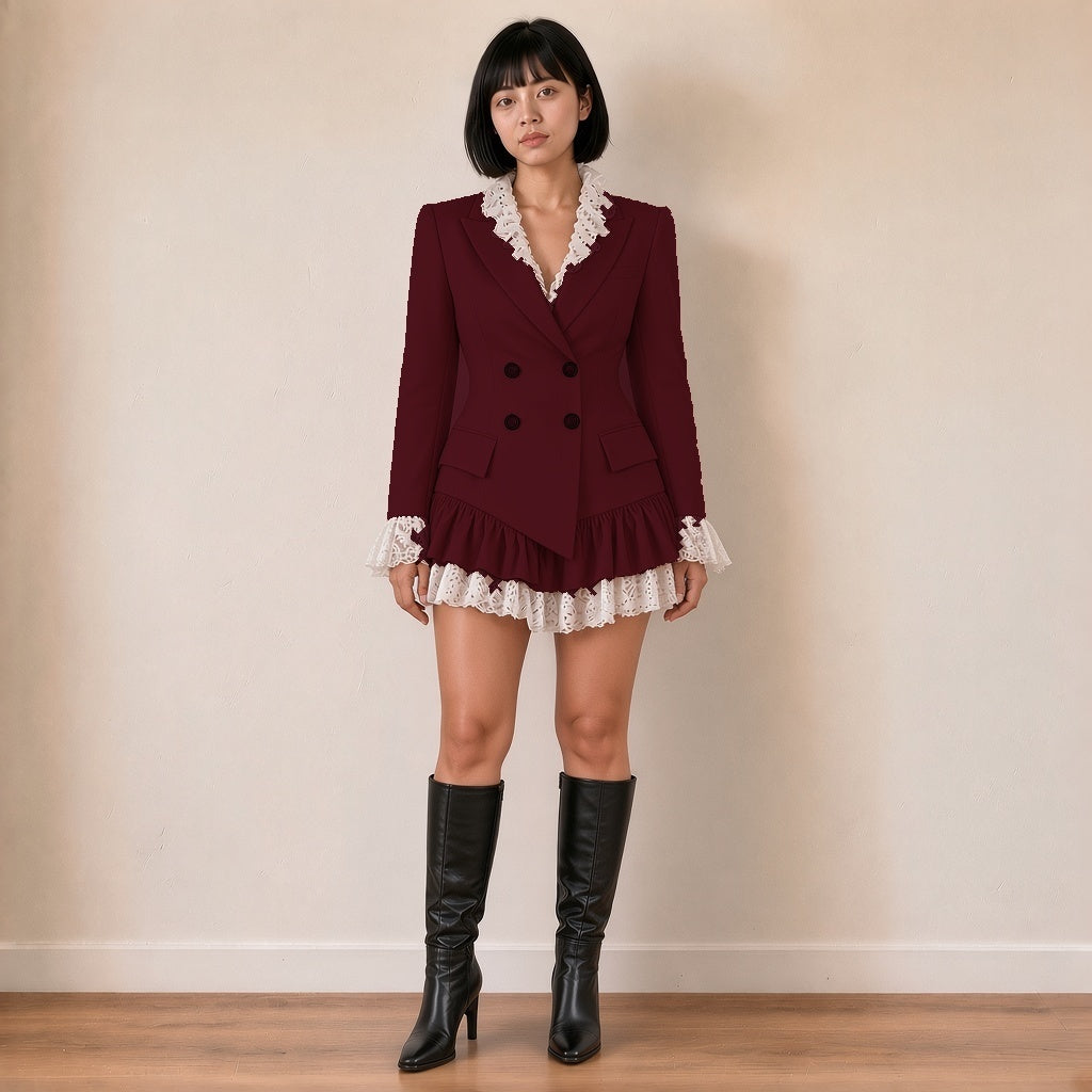 Robe blazer courte croisée à volant asymétrique et dentelle, bordeaux, vue de face – SAKIWÉ