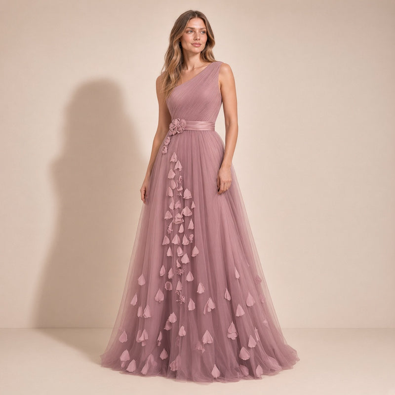 Femme portant la robe de cérémonie longue asymétrique rose poudré en tulle à pétales, vue de face