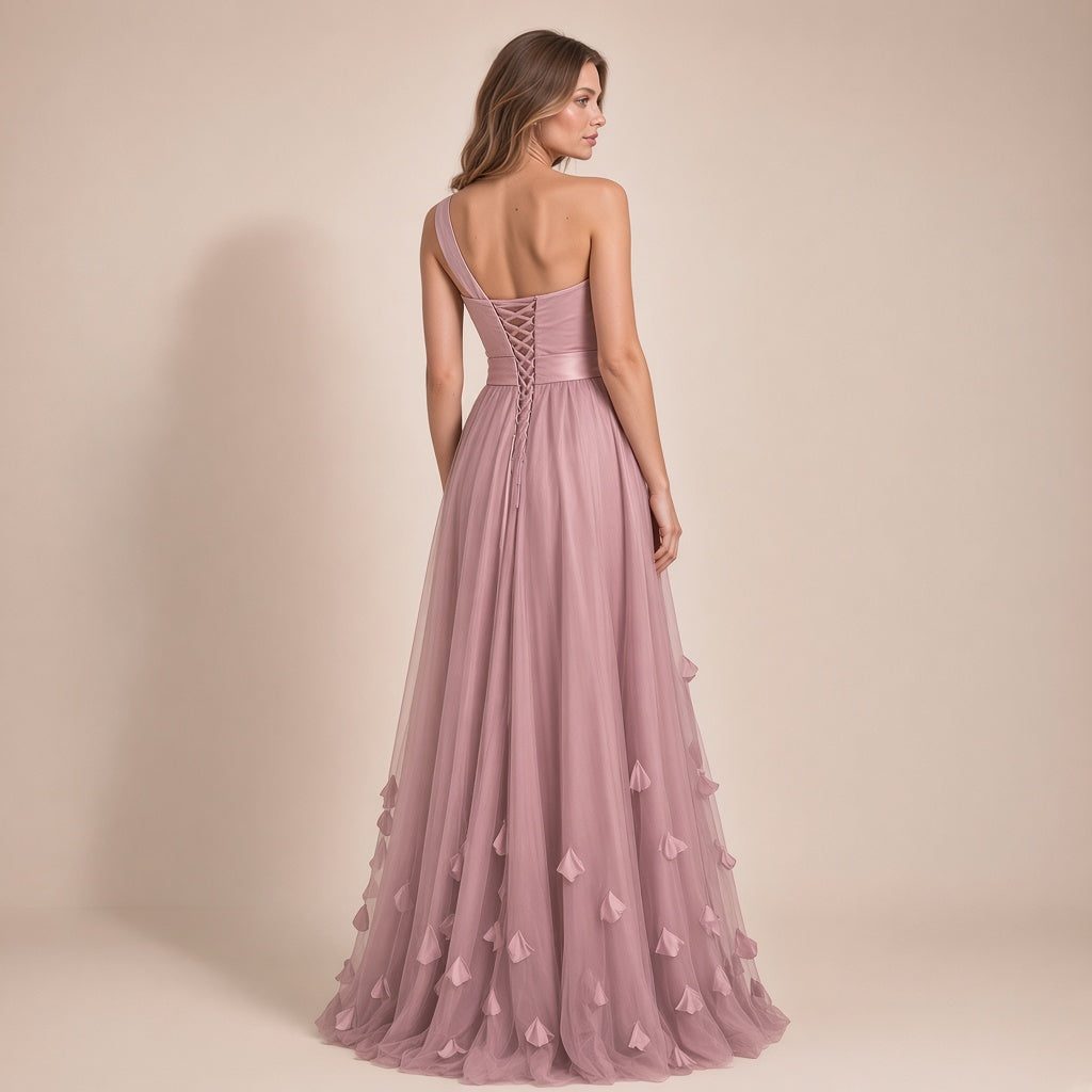 Vue de dos de la robe longue rose poudré portée, laçage croisé et bretelle unique