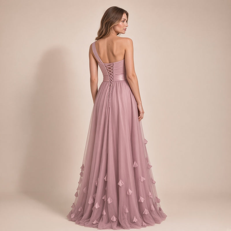 Vue de dos de la robe longue rose poudré portée, laçage croisé et bretelle unique