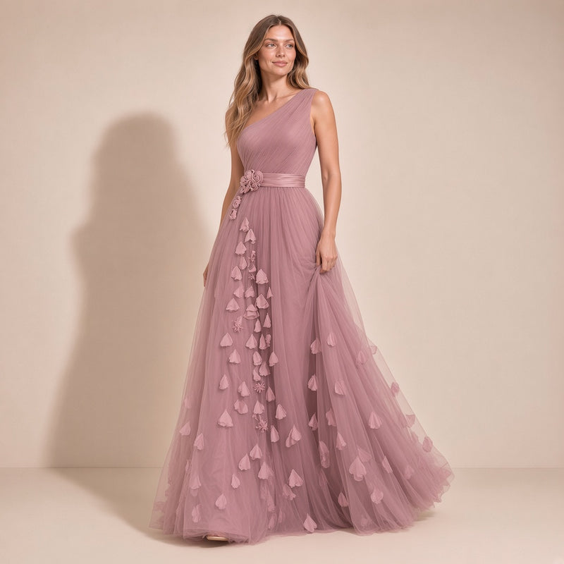 Femme en mouvement dans la robe de cérémonie en tulle à pétales rose poudré