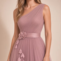 Robe rose poudré portée, détail du buste drapé, de la ceinture satinée et de la rosette