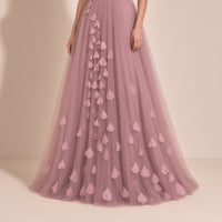 Robe rose poudré portée, détail de la jupe en tulle et des pétales en relief jusqu’à l’ourlet