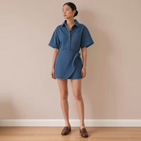 Robe chemise courte en jean bleu à jupe portefeuille, vue de face – SAKIWÉ