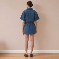Robe chemise en jean bleu, vue de dos – SAKIWÉ