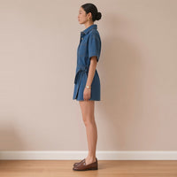 Robe chemise courte en jean bleu, de profil – SAKIWÉ