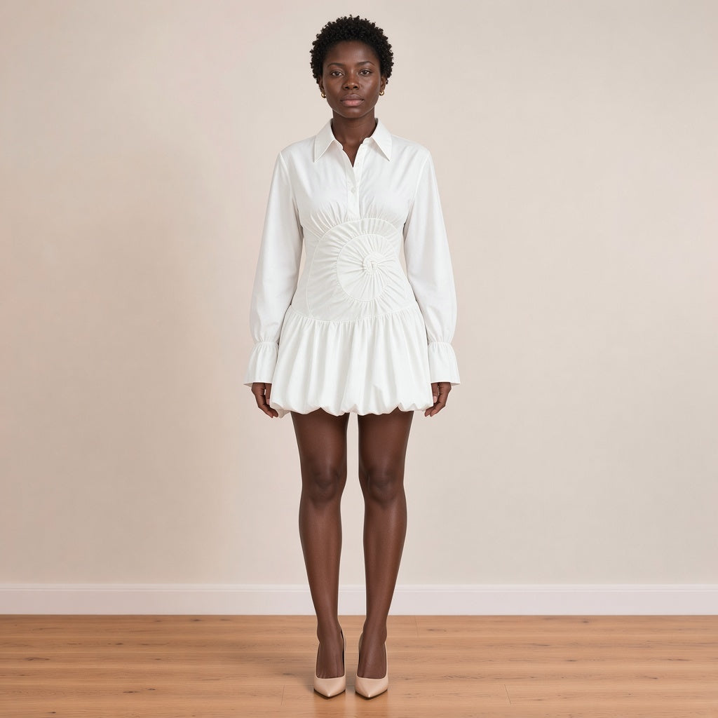 Robe chemise courte à taille froncée en spirale et jupe boule, blanc, vue de face – SAKIWÉ