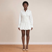 Robe chemise courte à taille froncée en spirale et jupe boule, blanc, vue de face – SAKIWÉ