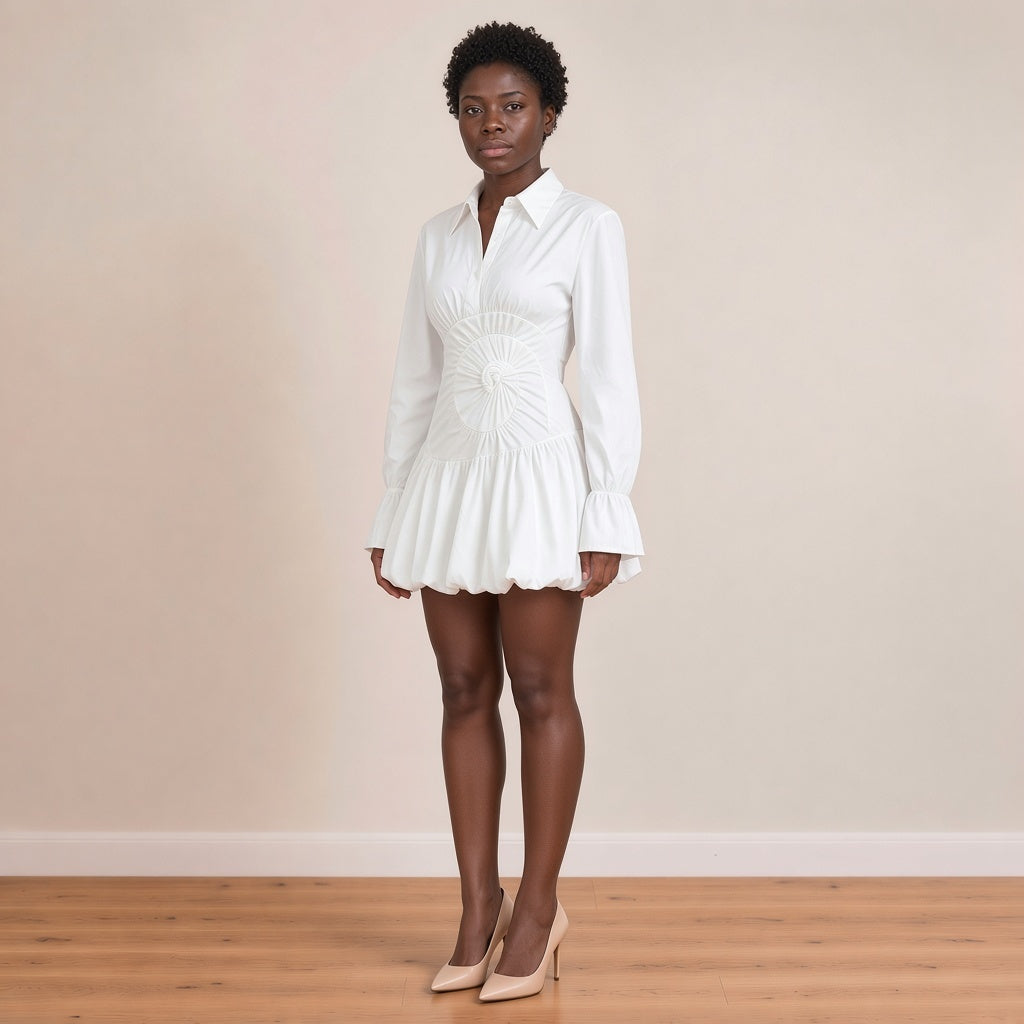 Robe chemise courte à taille froncée en spirale et jupe boule, blanc, vue de trois-quarts – SAKIWÉ