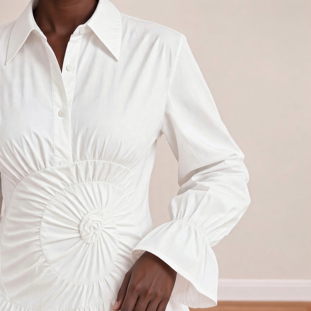 Robe chemise courte à taille froncée en spirale et jupe boule, blanc, détail du col et de la manche – SAKIWÉ
