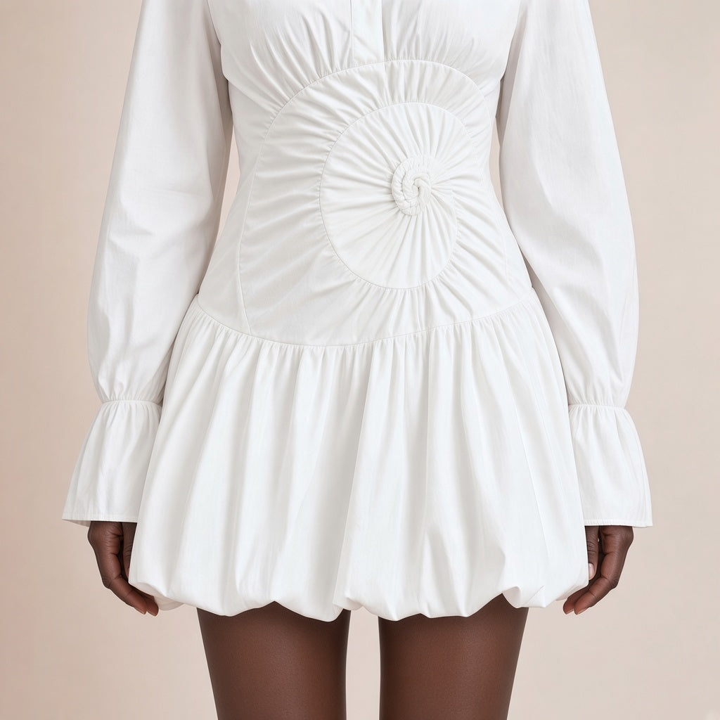 Robe chemise courte à taille froncée en spirale et jupe boule, blanc, détail de la taille froncée en spirale et de l'ourlet boule – SAKIWÉ