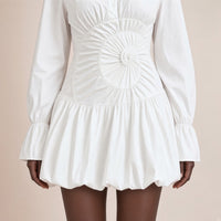 Robe chemise courte à taille froncée en spirale et jupe boule, blanc, détail de la taille froncée en spirale et de l'ourlet boule – SAKIWÉ