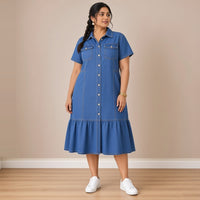 Robe chemise en jean bleu à volant, vue de face en pied – SAKIWÉ