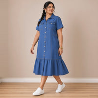 Robe en jean à volant portée en marchant – SAKIWÉ