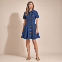 Femme portant la robe chemise courte en jean bleu foncé, vue de face en pied