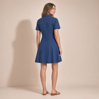 Vue de dos de la robe chemise courte en jean bleu foncé portée, empiècement et découpes