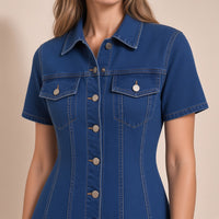 Robe chemise en jean bleu foncé portée, détail du col, des poches poitrine à rabat et du boutonnage