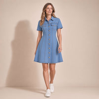 Femme marchant avec la robe chemise courte en jean bleu clair