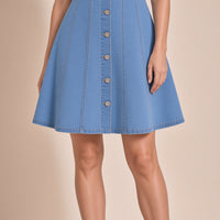 Robe chemise en jean bleu clair portée, détail du boutonnage et de la jupe évasée
