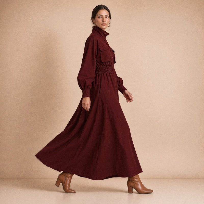 Robe chemise longue à col montant, manches lanterne et taille smockée – Bordeaux, en marche, de profil