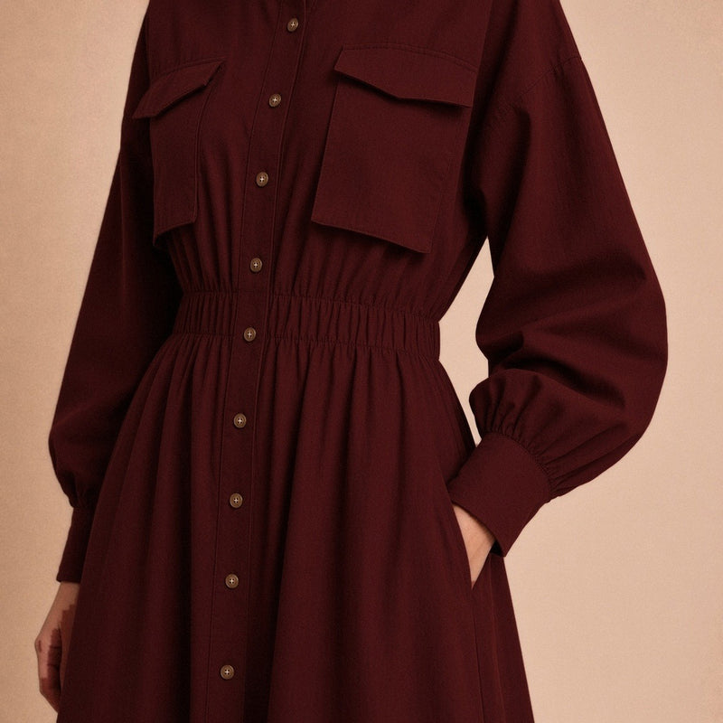 Robe chemise longue à col montant, manches lanterne et taille smockée – Bordeaux, détail des manches lanterne et de la taille