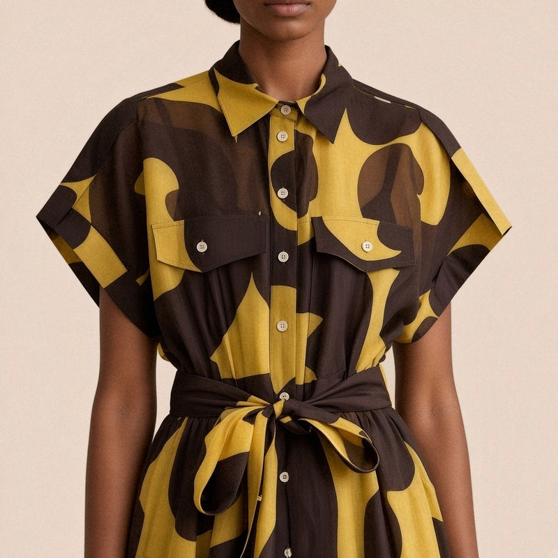 Robe chemise midi imprimée SAKIWE jaune et marron portée, en gros plan sur le col, les poches et la ceinture à nouer