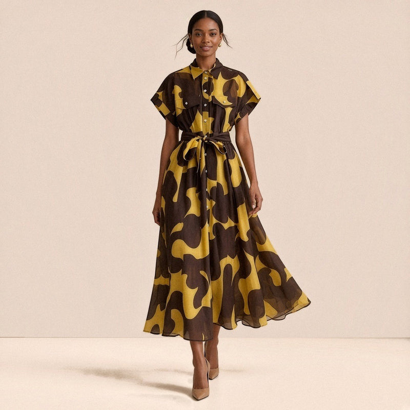 Robe chemise midi imprimée SAKIWE jaune et marron portée, en marchant