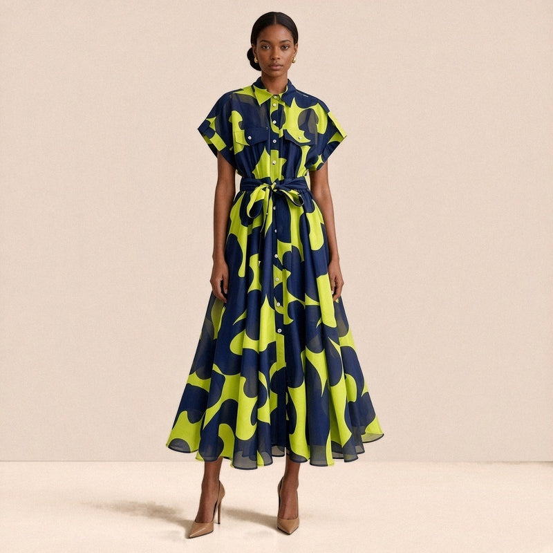 Robe chemise midi imprimée SAKIWE bleu marine et vert anis portée, de face