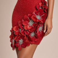 Robe de cocktail courte rouge perlée à fleurs 3D et manches en tulle, détail des fleurs 3D à l'ourlet – SAKIWE
