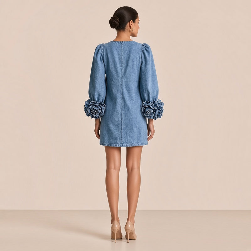Robe courte aspect jean bleu, vue de dos avec couture milieu dos