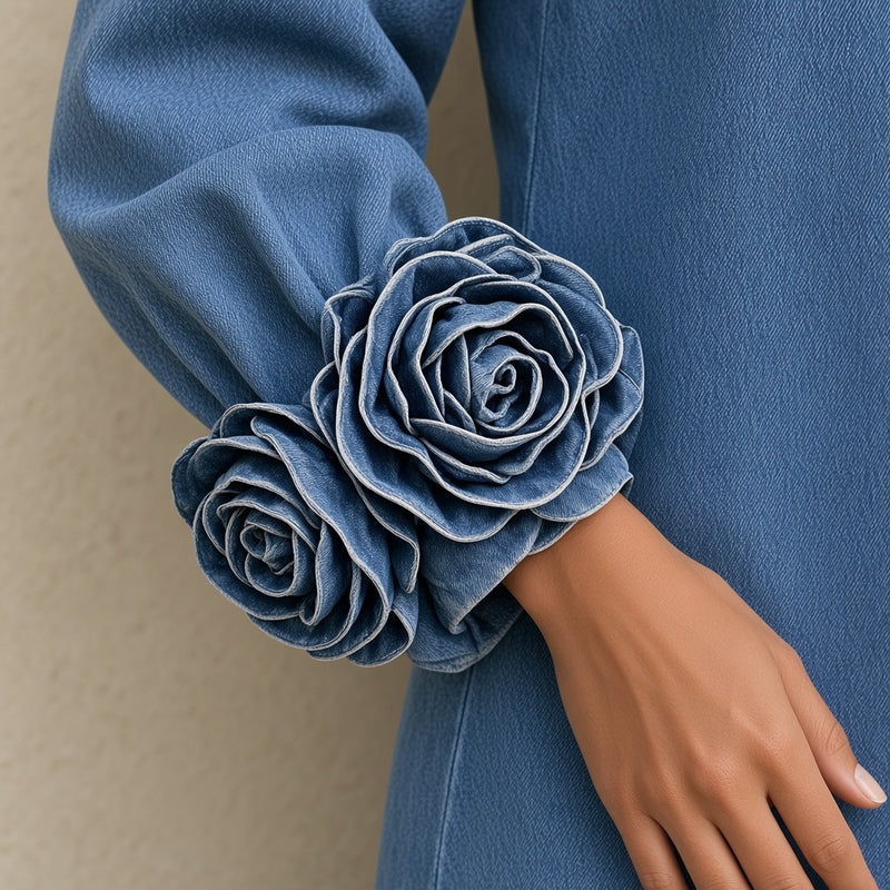 Gros plan sur la rose 3D en tissu aspect jean au poignet