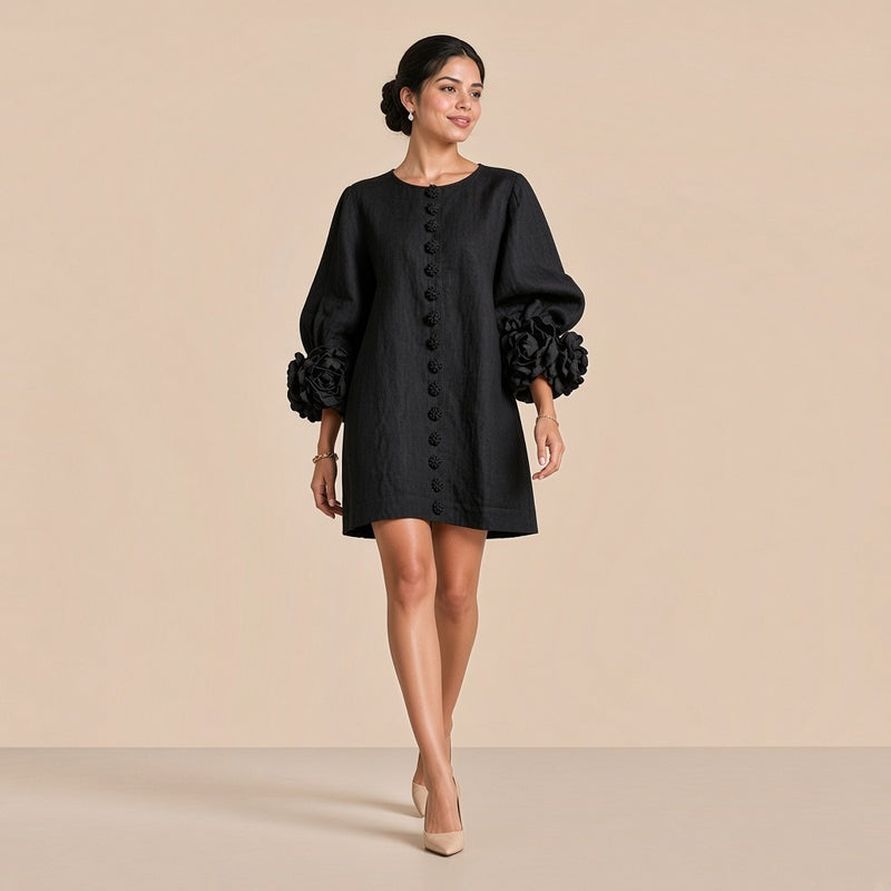Robe courte coton et lin à fleurs 3D, noir, en marche