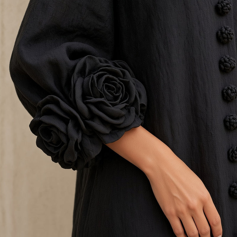 Robe courte coton et lin à fleurs 3D, noir, gros plan sur la fleur 3D de la manche